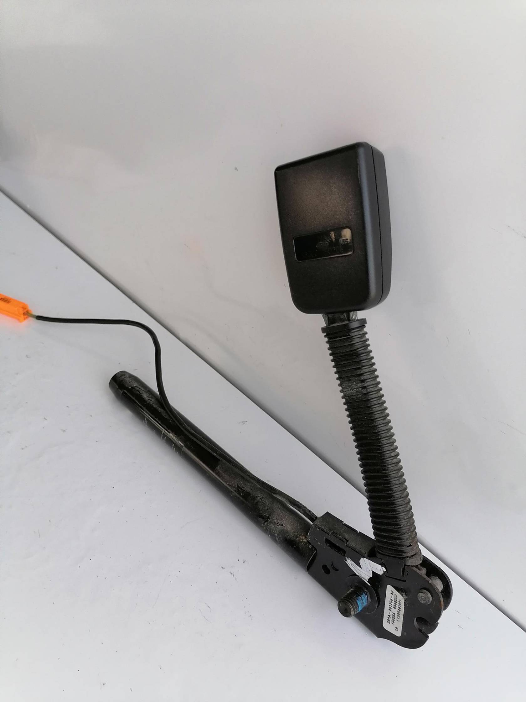 Aggancio cintura di sicurezza anteriore sx.